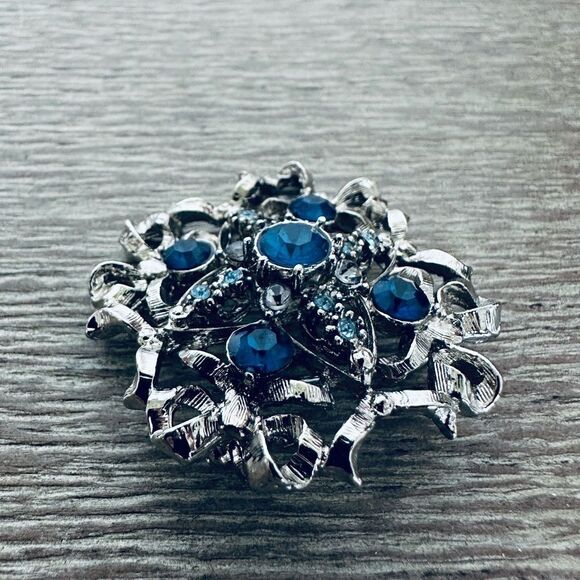 Vintage Silver Ribbon Blue Crystal Brooch Pin - Picture 2 of 3
